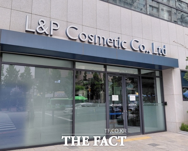 메디힐 운영사인 엘앤피코스메틱이 지난해 마녀공장 지분 전량을 사모펀드에 넘기고 1900억원을 받았다. 같은 해 회사는 마녀공장 인수 주체에 700억원을 재출자하고 골프장 지분을 132억원에 사들였다. /손원태 기자