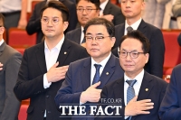  국기에 경례하는 민주당 의원들 [포토]