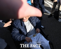  '이만희를 지켜라' 손·우산으로 취재 방해한 신천지 관계자들 [TF사진관]