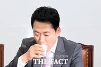  목 축이는 장동혁 대표 [포토]