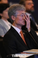  안경 고쳐쓰는 조희대 대법원장 [포토]