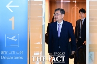  조현 '한미 외교장관 회담'으로 출국 [포토]