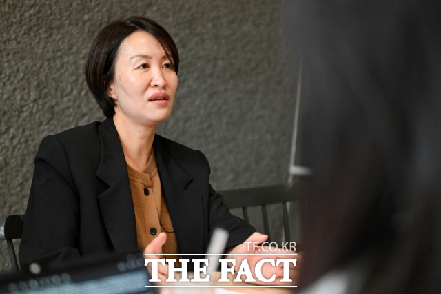 김세희 변호사가 9일 오후 서울 종로구 광화문 카페게더에서 <더팩트>와 인터뷰를 하고 있다. /서예원 기자