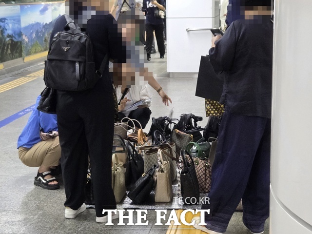 서울 지하철 2호선 역사에 정식 입점 없이 물건을 판매하는 불법 이동상인이 가장 많은 것으로 나타났다. 단속에도 실효성 있는 제재 수단이 마땅치 않아 근절에는 한계가 있다는 지적이다. /김태연 기자