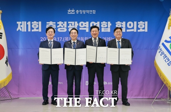 제1회 충청광역연합협의회 회의가 지난 17일 천안 독립기념관에서 개최된 가운데 4개 시·도지사들이 6개 공동협력 안건도 서명·의결한 뒤 기념촬영을 하고 있다. 왼쪽부터 허태정 대전시장, 박수현 충남도지사, 신용한 충북도지사, 조상호 세종시장./충청광역연합협의회