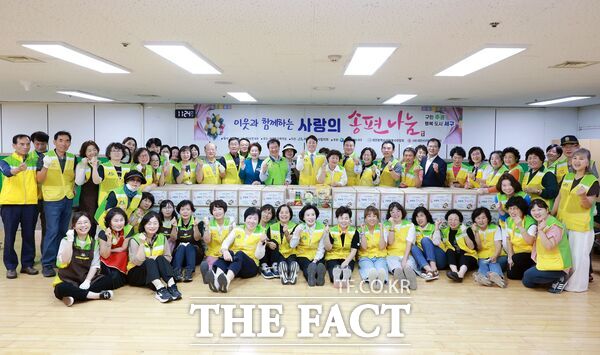 대전시 서구 자원봉사협의회가 추석 명절을 맞아 17일 자원봉사자 60여 명이 참여해 이웃사랑을 실천하기 위한 '사랑의 송편 나눔 행사'를 개최했다. /대전시 서구