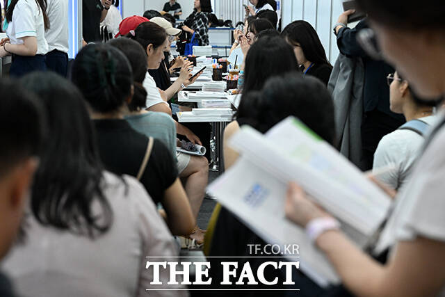 수험생 연대는 오는 19일 오후 1시 서울 영등포구 국회의사당 앞에서 교육부 규탄 시위도 진행한다. 수험생과 학부모 100여명은 '대입 공정성이 사망했다'는 의미에서 검은색 상의를 입고 시위에 참석할 예정이다. /서예원 기자