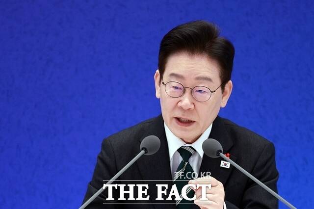 이재명 대통령은 지난 21일 열린 신년 기자회견에서 조만간 발표할 부동산 대책에서 추상적 수치가 아닌 현실 수치를 제시하겠다고 밝혔다. 사진은 이 대통령이 이날 청와대 영빈관에서 열린 2026년 신년 기자회견에서 발언하고 있다. /뉴시스