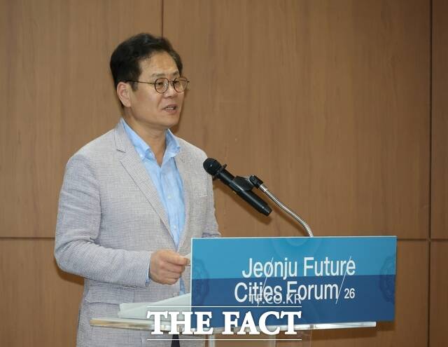 17일부터 18일까지 이틀간 전주 라한호텔과 국립무형유산원에서 열린 2026 전주미래도시포럼에서 조지훈 전주시장이 축사를 하고 있다. /전주시
