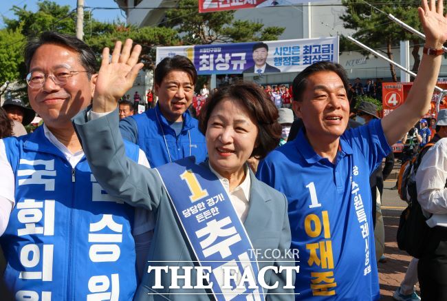 더불어민주당 추미애 경기도지사 후보가 이재준 수원시장 후보와 함께 수원시 집중 유세를 하고 있다. /추추선대위