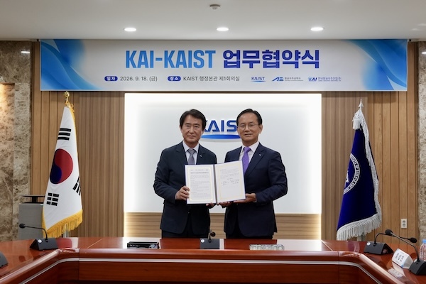 KAI-KAIST 업무협약에 서명한 KAIST 배충식 총장(왼쪽)과 KAI 김종출 사장(오른쪽). /KAI