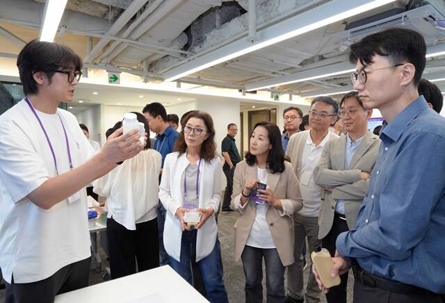 유한킴벌리가 17일 서초연구소에서 '2026 이노베이션 페어'를 열고 선행 기술을 선보이고 있다. /유한킴벌리