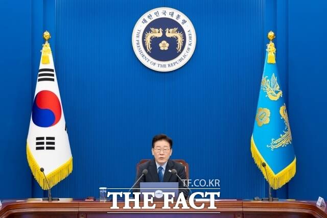 이재명 대통령 기자회견 시작 시간이 18일 오전 10시에서 10시 30분으로 30분 늦춰졌다. 이 대통령이 11일 청와대에서 주재한 제46차 수석보좌관회의에서 발언하고 있다. /청와대