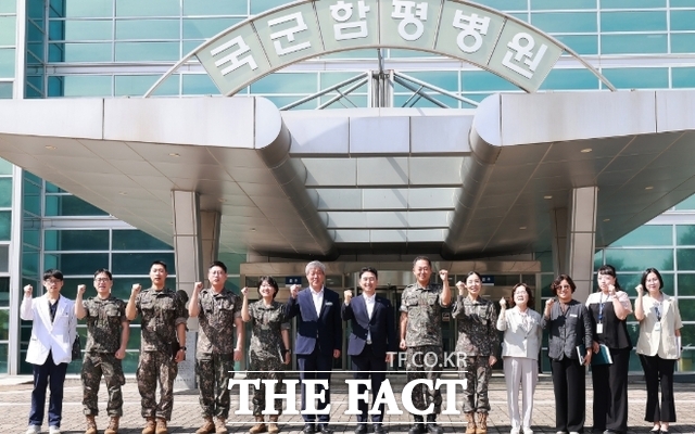 함평군이 국군함평병원과 군민 외래진료 활성화를 위한 간담회를 열고 기념 촬영을 하고 있다. /함평군