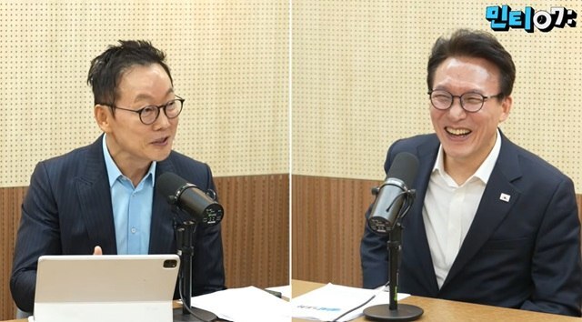 김민석 민주당 대표가 당대표 취임 후 정봉주 전 의원의 복귀길을 열어주면서, 향후 정 전 의원이 향후 김민석 대표 체제의 민주당에서 어떤 역할을 하게될 지 주목된다. 사진은 지난 15일 민주당 티비 아침방송 민티07에 출연한 김 대표(오른쪽)과 정 전 의원. /민주당 티비 캡쳐