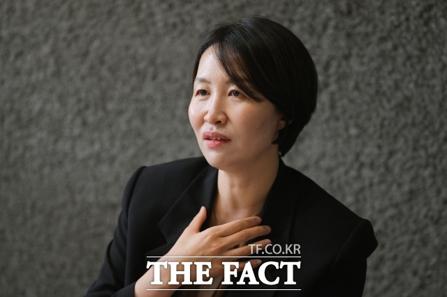 김세희 변호사가 9일 오후 서울 종로구 광화문 카페게더에서 <더팩트>와 인터뷰를 하고 있다. /서예원 기자