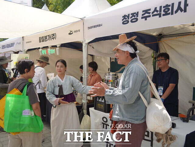 전남광주시가 최근 서울 노원구애서 개최한 '2026년 전남광주시 직거래장터 큰잔치'에 소비자들의 발길이 이어졌다. /전남광주시
