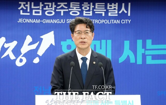 황기연 전남광주통합특별시 행정부시장이 18일 오후 무안청사 브리핑룸에서 전남광주통합특별시 조직개편안 시의회 의결과 관련해 발표를 하고 있다. /전남광주시