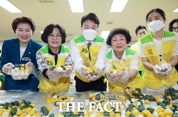 대전시 서구 자원봉사협의회가 추석 명절을 맞아 17일 자원봉사자 60여 명이 참여해 이웃사랑을 실천하기 위한 '사랑의 송편 나눔 행사'를 개최했다. 함께한 전문학 서구청장(왼쪽 세 번째)이 자원봉사자들과 기념사진을 촬영하고 있다. /대전시 서구