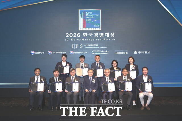 ‘2026 한국경영대상’ 시상식에서 수상자들이 단체 기념촬영을 하고 있다. /순천향대학교
