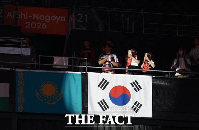 18일 오전(현지 시간) 일본 나고야 아이치 인터내셔널 아레나에서 열린 2026 아이치·나고야 아시안게임 농구 여자 조별예선 C조 1경기 한국과 말레이시아의 경기에서 관중들이 태극기 앞에서 애국가를 부르고 있다. /나고야=뉴시스