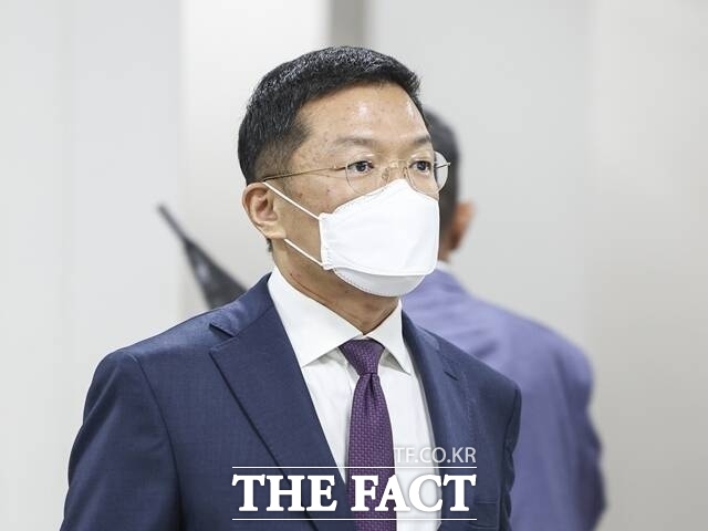 윤관 BRV 대표가 지난 5월 서울 서초구 서울중앙지방법원에서 열린 주식 부정 거래 혐의 항소심 첫 공판에 출석하고 있다. /사진공동취재단