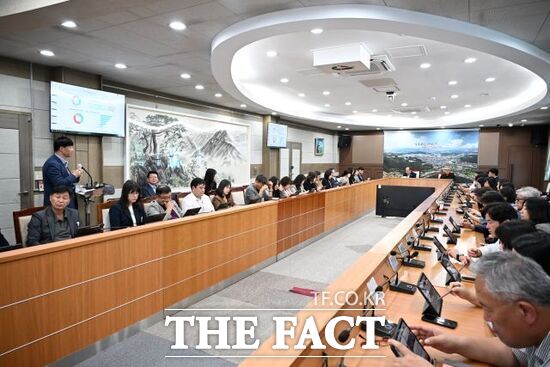 지난 16일 경기 동두천시 상황실에서 열린 동두천시 인구감소대응 기본계획 수립 용역 최종보고회에 참석한 박형덕 시장을 비롯한 국장, 부서장 등 전 간부 공무원들이 연구 성과를 공유하고 연계 방안을 논의하고 있다. /동두천시