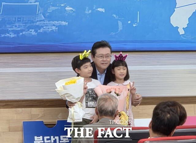 장기수 천안시장이 천안의 미래, 시민에게 듣다 권역별 순회 토론회에서 화동으로부터 꽃다발을 받고 있다. /정효기 기자