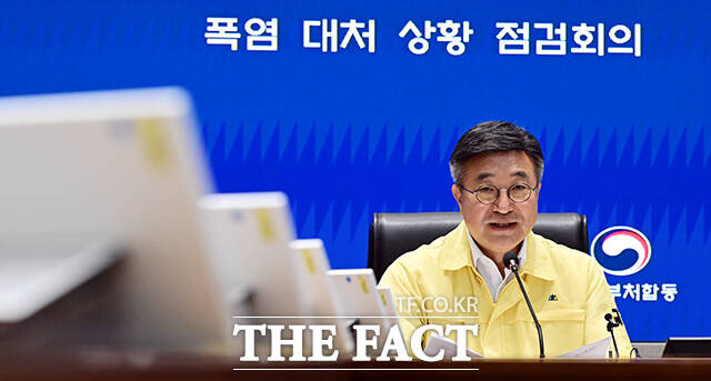 행정안전부는 지난달 집중호우로 주택 파손 등 피해를 입어 장기 대피 중인 이재민 107세대에 월세와 체재비를 지원한다고 18일 밝혔다. 사지은 윤호중 행정안전부 장관이 지난 7월 서울 종로구 정부서울청사 서울상황실에서 열린 폭염 대처 상황 점검회의에 참석해 모두발언을 하고 있는 모습. /임영무 기자