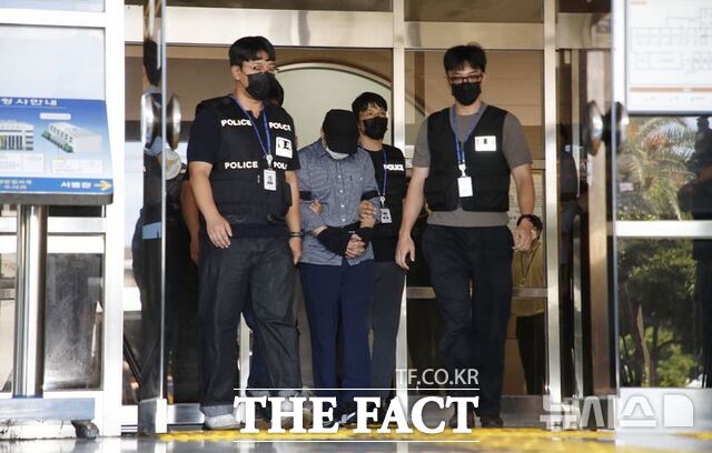 제주 실종신고 허위 종결로 직무유기 등의 혐의를 받는 제주 서부경찰서 소속 부모 경장이 지난 1일 오후 제주동부경찰서 유치장에서 검찰로 구속 송치되고 있다. /뉴시스