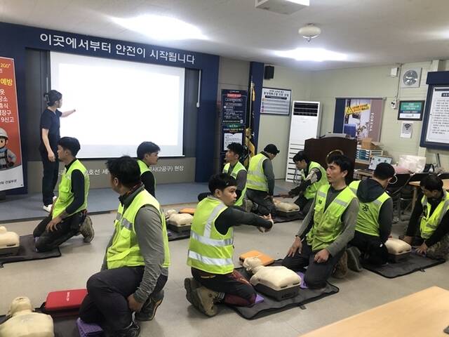 한화 건설부문이 외국인 근로자를 대상으로 모국어를 활용한 맞춤형 안전교육에 나섰다. /한화 건설부문
