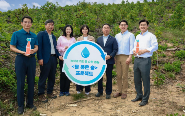 LG생활건강은 여주시 일원에서 '물 품은 숲' 프로젝트의 성과를 공유했다. 프로젝트는 숲의 빗물 저장과 물 순환 기능을 높여 지역사회에 되돌려주는 자연 기반의 물 관리 활동이다. /LG생활건강