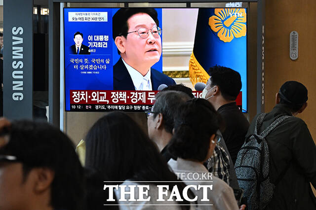 이재명 대통령의 기자회견이 18일 오전 청와대 영빈관에서 열린 가운데, 서울 용산구 서울역 대합실에 기자회견 관련 뉴스가 송출되고 있다. /김성렬 기자
