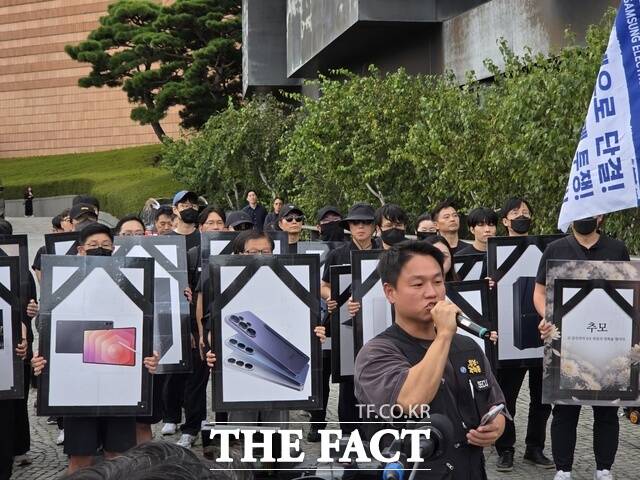 18일 오후 서울 용산구 한남동 이재용 삼성전자 회장 자택 인근에서 열린 무기한 농성 발대식에서 곽혁준 삼성전자노동조합 동행 홍보국장이 선언문을 읽고 있다. /한남동=우지수 기자