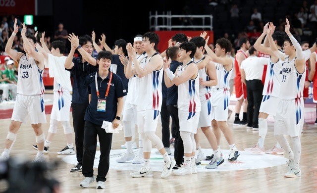 '한 경기 남았다!' 18일 오후 이란과의 준결승에서 완승을 거둔 한국 한국 선수들이 팬들의 환호에 답하며 기뻐하고 있다. / 뉴시스