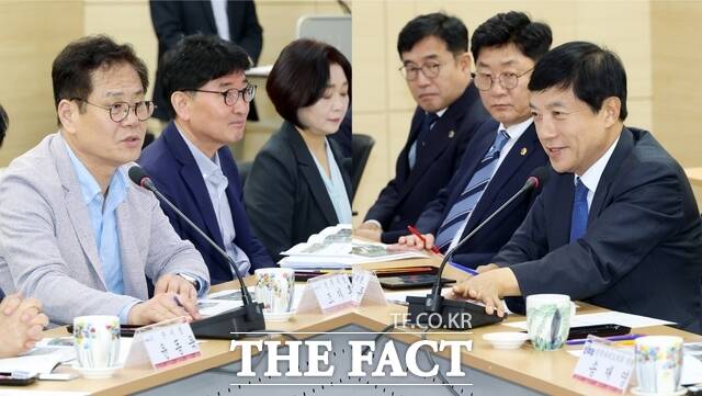 18일 전주시청 4층 회의실에서 조지훈 전주시장(왼쪽)과 이성윤 국회의원(전주시 을)을 비롯한 도·시의원 등이 참석한 가운데 정책간담회가 열리고 있다. /전주시