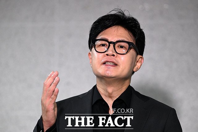 김승원 법무부 장관 후보자 인사청문회가 끝난 뒤 국민의힘 내부에서 한동훈 무소속 의원을 두고 복잡한 기류가 감지되고 있다. 사진은 한동훈 무소속 의원이 15일 오후 서울 여의도 국회 의원회관에서 기자회견을 열고 발언하고 있는 모습. /서예원 기자