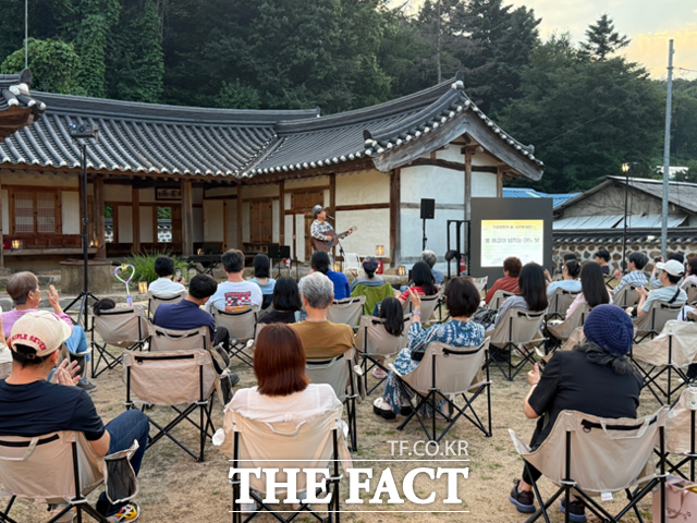 용인시가 올해 고택·종갓집 활용 사업으로 마련한 '시와 음악이 있는 콘서트'에서 관람객들이 공연을 감상하고 있다. /용인시