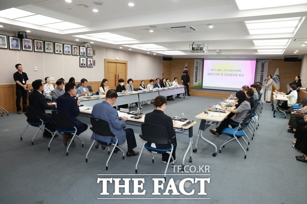 계룡시는 17일 제6기(2027∼2030년) 계룡시 지역사회보장계획 수립을 위한 최종보고회와 제2차 지역사회보장 대표협의체 회의를 열고 지역사회보장계획을 심의하고 있다. /계룡시