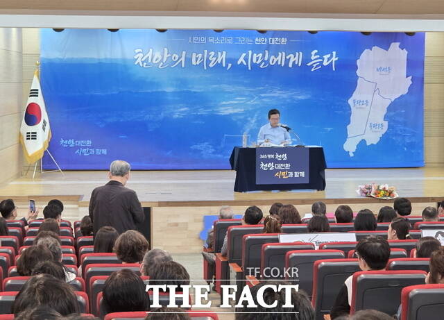 장기수 천안시장이 천안의 미래, 시민에게 듣다 권역별 순회 토론회에서 시민 의견을 경청하고 있다. /정효기 기자
