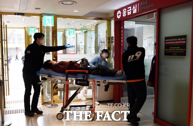 2024년 3월 11일 서울 영등포구의 한 종합병원을 찾은 환자가 119 구급대원에 도움을 받아 응급실로 들어가고 있다. /더팩트DB