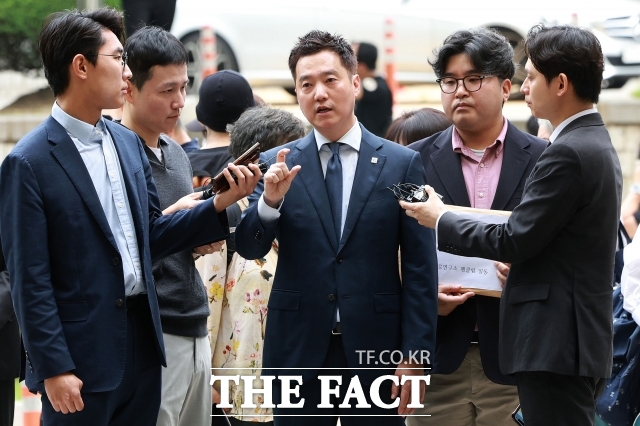 배우 김수현 씨의 명예를 훼손한 혐의를 받고 있는 김세의 가로세로연구소 대표가 26일 오전 서울 서초구 서울중앙지법에서 열린 구속 전 피의자 심문(영장실질심사)에 출석하며 취재진의 질의에 답하고 있다. /박상민 기자
