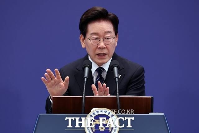 이재명 대통령은 18일 청와대 영빈관에서 열린 대국민 기자회견에서 호르무즈 해협 파병 문제와 관련해 
