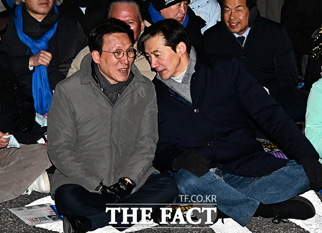 조국혁신당에서는 김민석 민주당 대표의 대통합 행보에 의문을 제기하는 목소리도 나온다. 사진은 김 대표(왼쪽)와 조국 혁신당 혁신연구원장. /배정한 기자