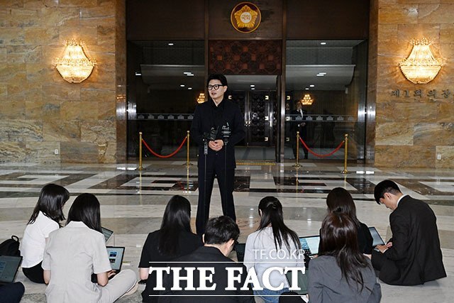 이번 청문회를 계기로 한동훈 무소속 의원과의 공조 범위를 둘러싼 당내 고민도 이어질 것으로 보인다. 사진은 한동훈 무소속 의원이 11일 오후 서울 여의도 국회 로텐더홀에서 기자회견을 하고 있는 모습. /서예원 기자