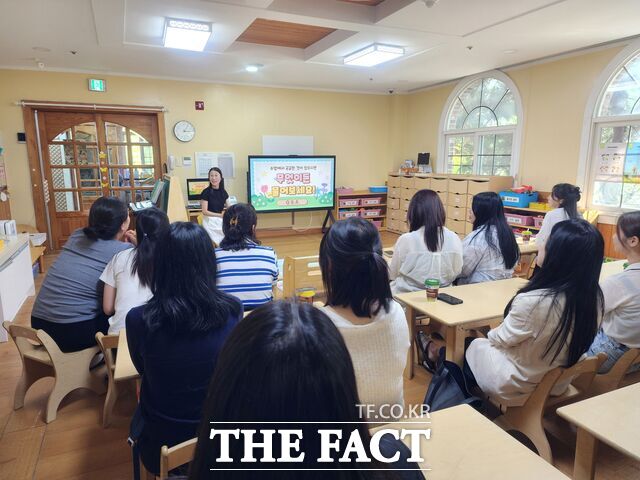 18일 새싹나라유치원에서 교원들을 대상으로 디지털 기반 유아교육 수업을 진행하고 있다. /대전시교육청