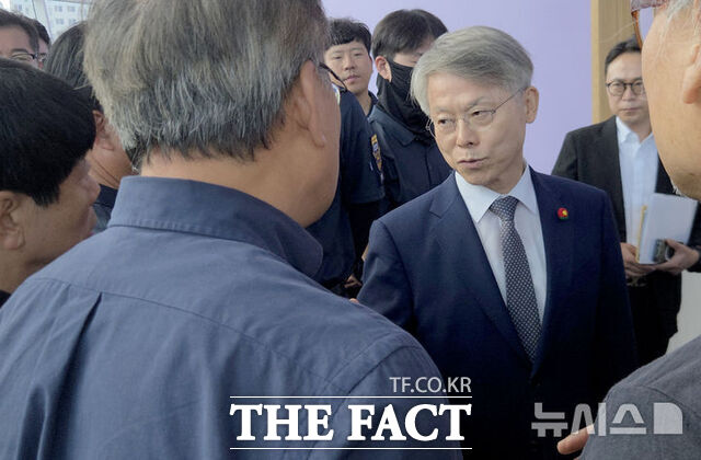 18일 오전 전남광주통합특별시의회 본회의장 앞에서 서남권의대비상대책위원회가 민형배 전남광주시장에게 국립의대 재심사를 촉구하고 있다. /뉴시스