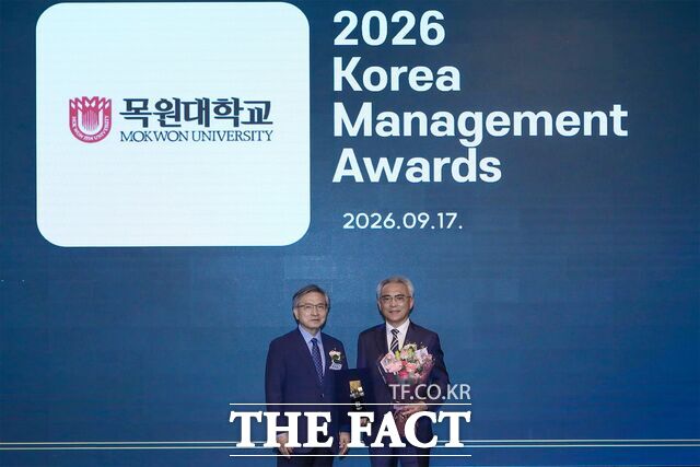 17일 서울 서초구 엘타워에서 열린 '2026 한국경영대상' 시상식에서 이희학 목원대 총장(오른쪽)이 교육혁신 부문 대상을 받은 뒤 시상자와 기념 촬영을 하고 있다. /목원대