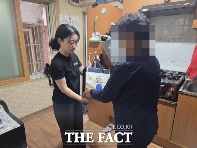 수원시 관계자가 추석 연휴를 앞두고 수원새빛돌봄 식사 지원 대상 가구를 방문해 '새빛꾸러미'를 전달하고 있다. /수원시