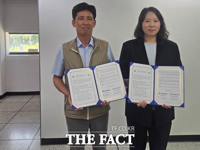 광주환경공단 폐수관리처와 한국산업단지공단 광주지원팀이 지난 15일 빛그린공공폐수처리장에서 기후위기에 공동 대응하고 빛그린국가산업단지의 안전 확보 및 활성화를 위한 업무협약을 체결했다. /광주환경공단